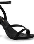 Detalle del material cabra sintético en zapatilla negra para dama con tiras delgadas y tacón medio 10cm