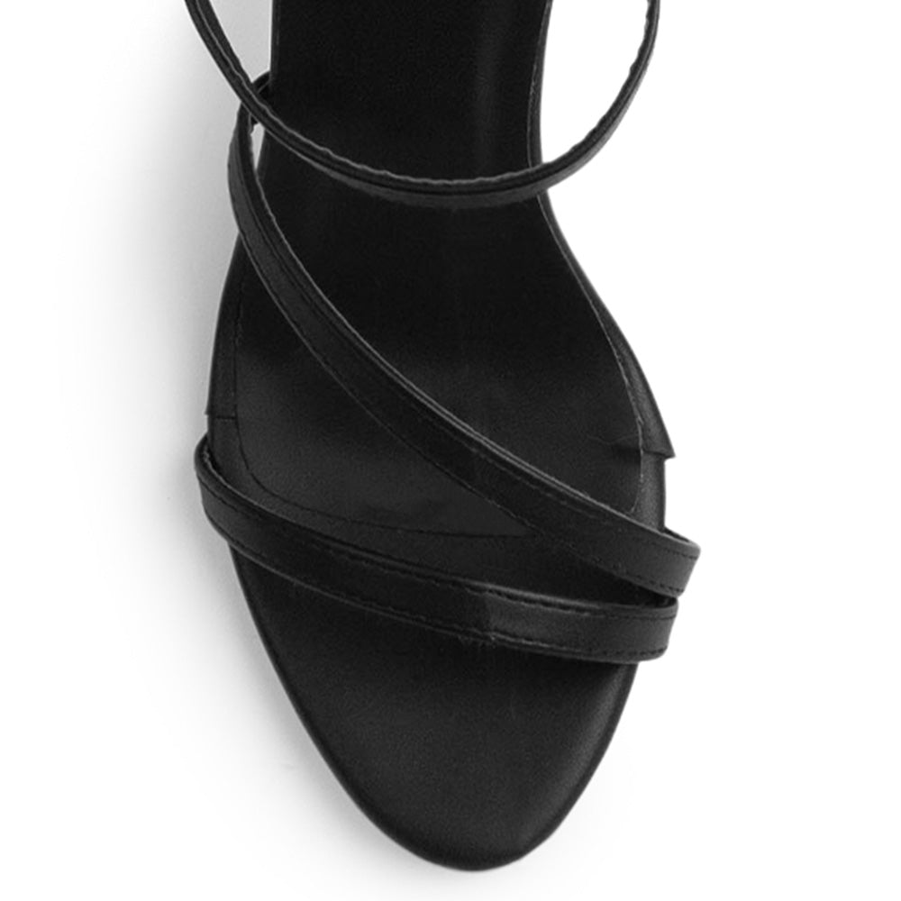 Vista del detalle en tiras delgadas de la zapatilla negra para dama con tacón medio 10cm 