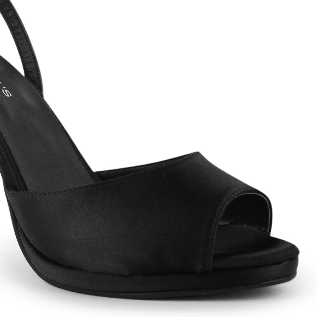 Detalle del material shantung en zapatilla negra con punta abierta, plataforma y tacón alto 11cm para dama