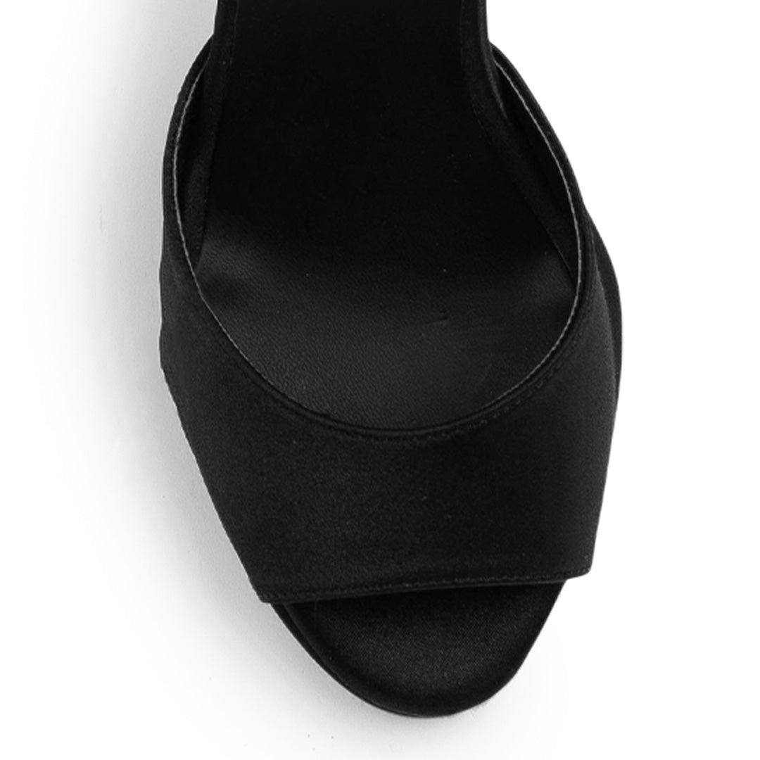 Vista del detalle en la punta abierta de la zapatilla negra para dama con plataforma, pulsera ajustable y tacón alto 11cm 