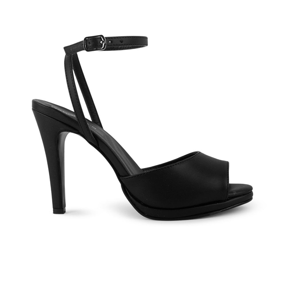 Vista lateral de zapatilla negra de plataforma punta abierta y pulsera ajustable para dama con su tacón alto 11 cm 