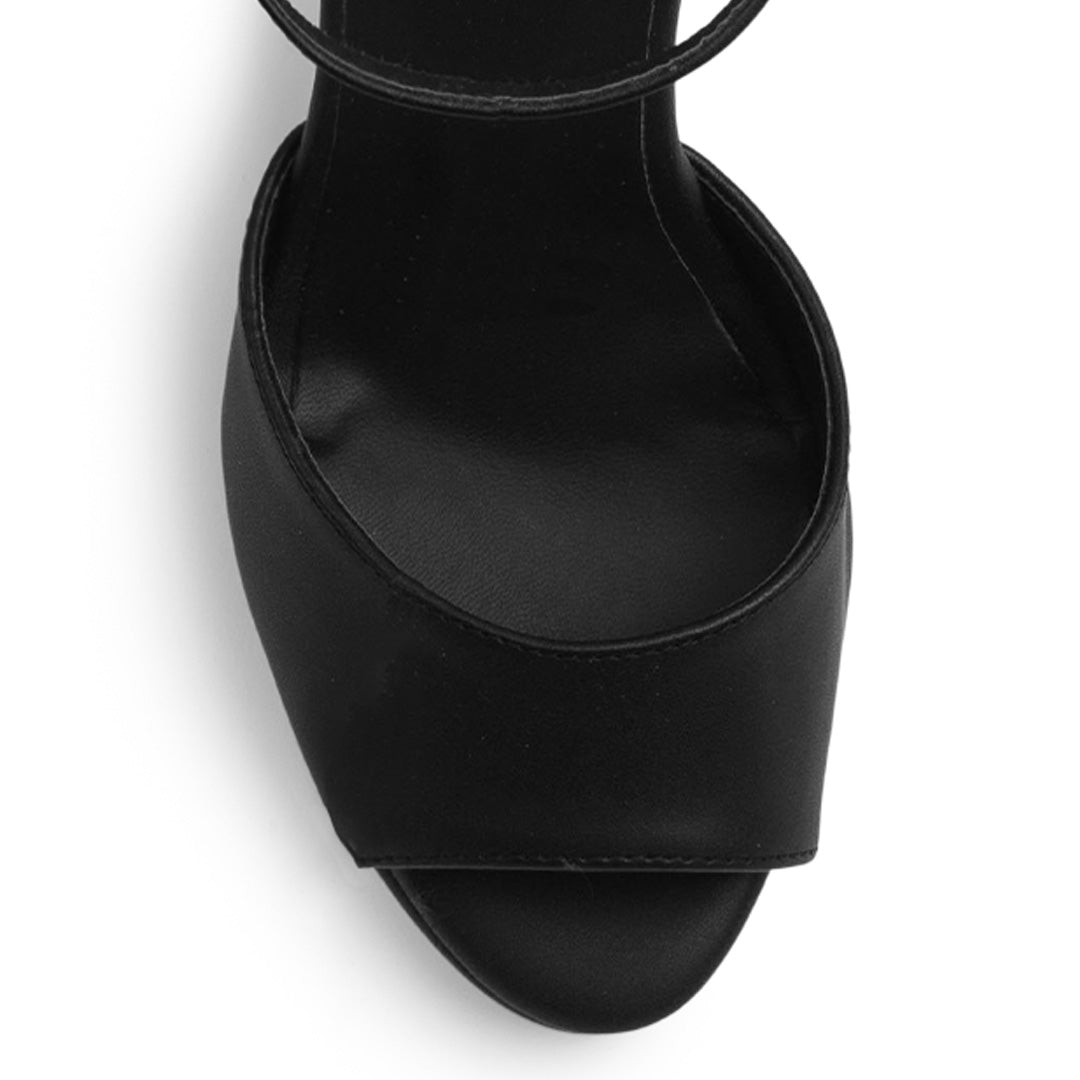 Vista del detalle en la punta abierta de la zapatilla negra para dama con plataforma, pulsera ajustable y tacón alto 11cm 