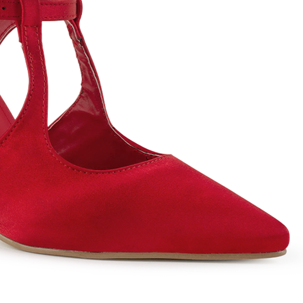 Vista a detalle de punta fina cerrada en zapatilla destalonada roja para mujer con tacón delgado de 10cm y pulsera ajustable 