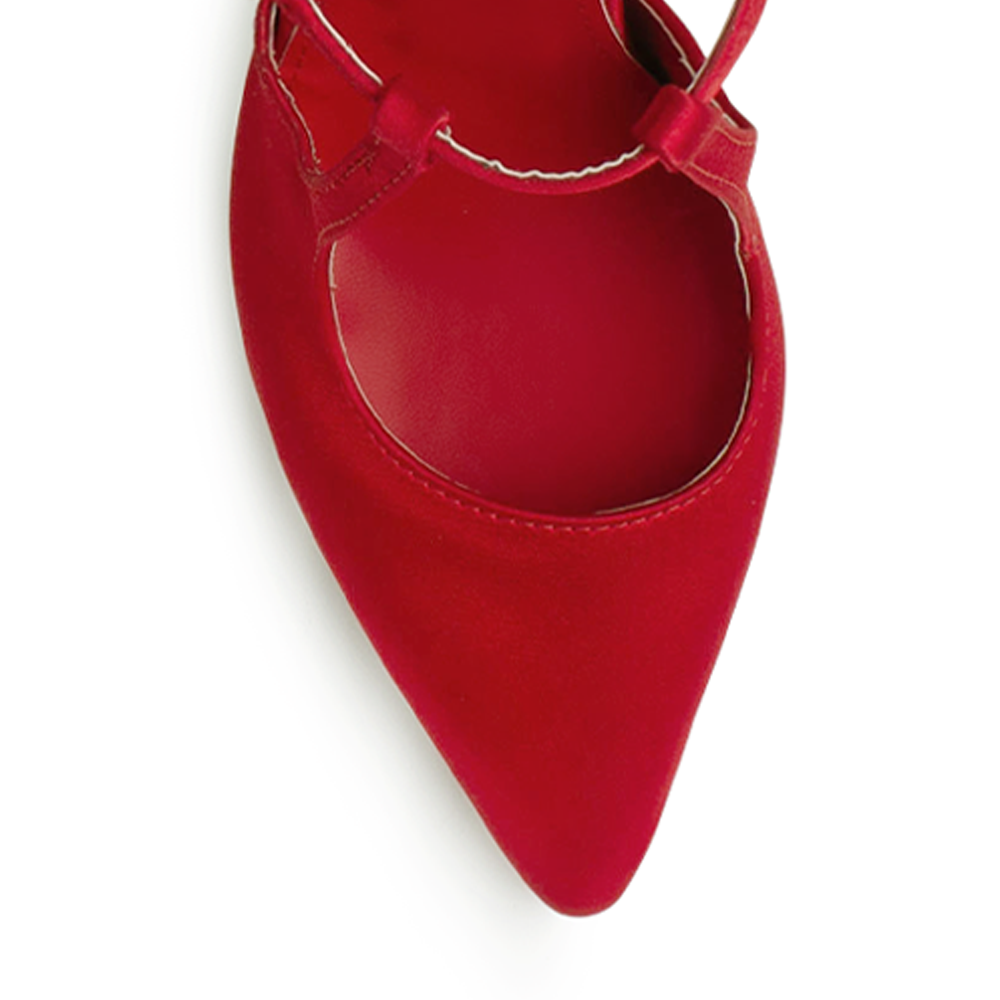 Vista de material shantung en zapatilla roja destalonada para mujer con punta cerrada fina tacon delgado medio de 10cm y pulsera ajustable  