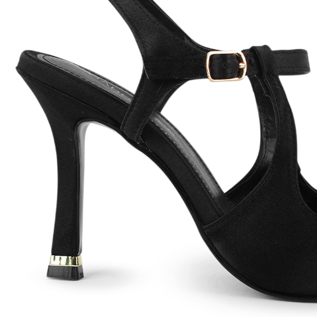 Vista trasera de tacón delgado medio de 10cm en zapatilla negra destalonada para mujer con punta cerrada fina tipo stiletto