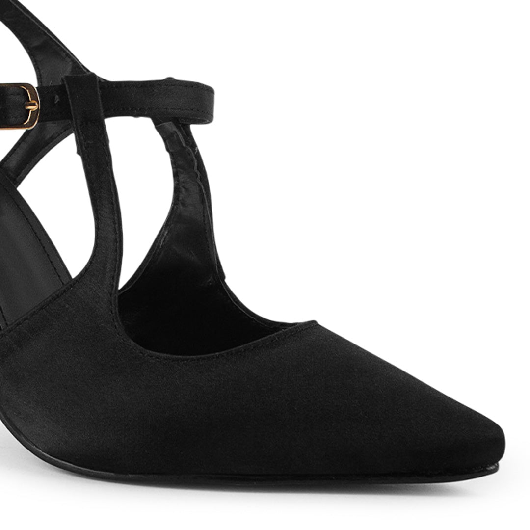 Vista a detalle de punta fina cerrada en zapatilla destalonada negra para mujer con tacón delgado de 10cm y pulsera ajustable 