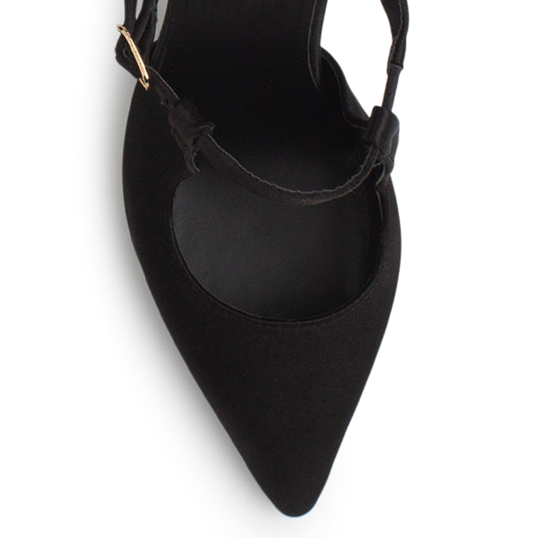 Vista de material shantung en zapatilla negra destalonada para mujer con punta cerrada fina tacon delgado medio de 10cm y pulsera ajustable 