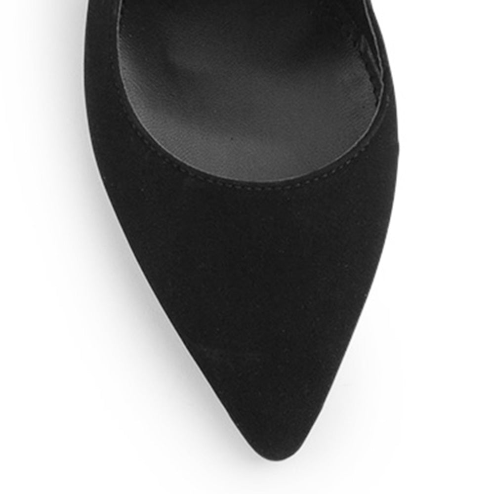 vista del detalle en la punta fina de las zapatillas negras stiletto para dama con ajuste elástico y tacón alto 11 cm