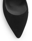 vista del detalle en la punta fina de las zapatillas negras stiletto para dama con ajuste elástico y tacón alto 11 cm