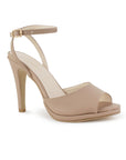 Vista diagonal de zapatilla nude con punta abierta pulsera ajustable y plataforma para dama tacón alto 11cm 