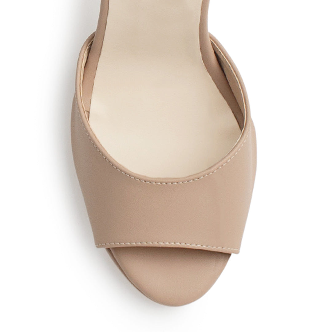 Vista del detalle en la punta abierta de la zapatilla nude para dama con plataforma, pulsera ajustable y tacón alto 11cm 