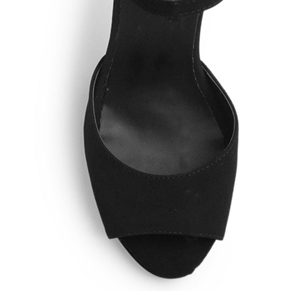 Vista del detalle en la punta abierta de la zapatilla negra para dama con plataforma, pulsera ajustable y tacón alto 11cm 