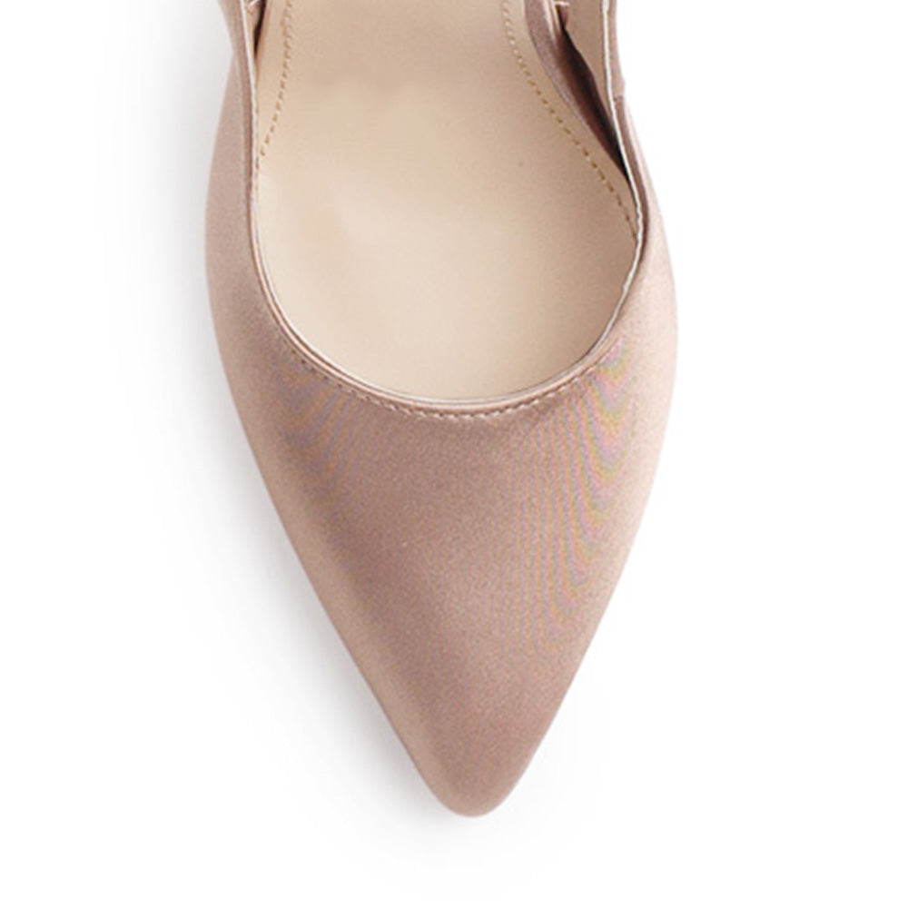 vista del detalle en la punta fina de las zapatillas nude stiletto para dama con ajuste elástico y tacón alto 11 cm