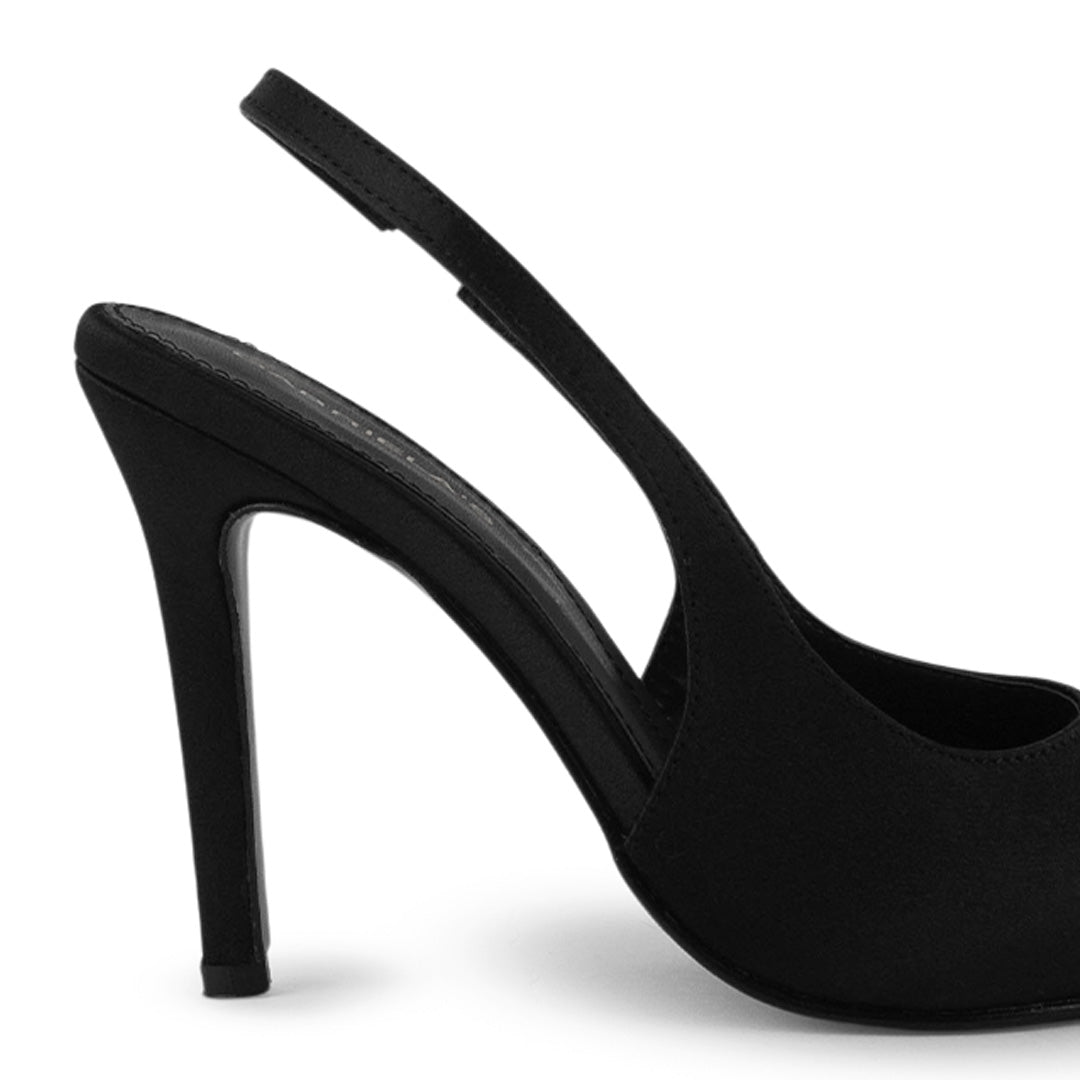 vista trasera del tacón alto 11 cm en las zapatillas negras para dama destalonadas con ajuste elástico