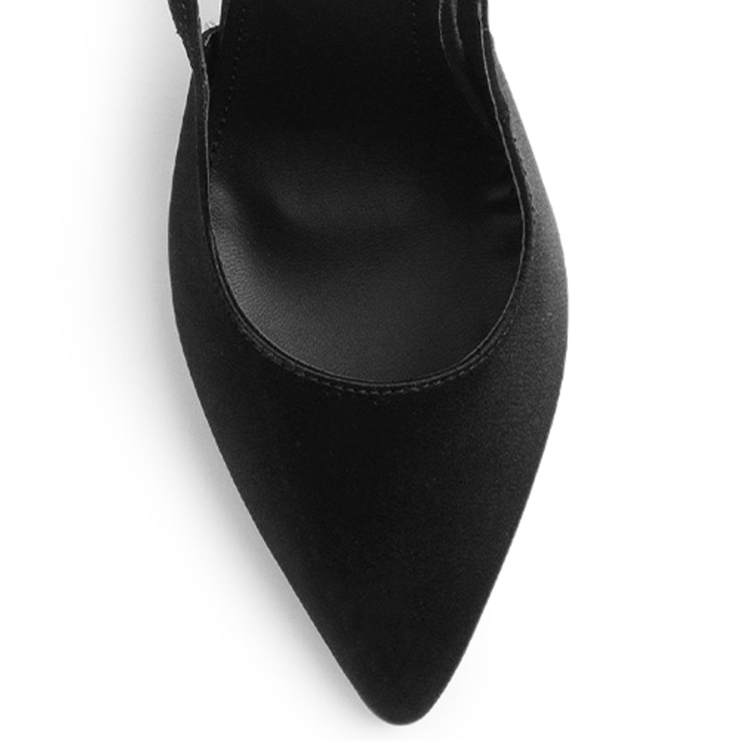 vista del detalle en la punta fina de las zapatillas negras stiletto para dama con ajuste elástico y tacón alto 11 cm