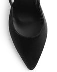 vista del detalle en la punta fina de las zapatillas negras stiletto para dama con ajuste elástico y tacón alto 11 cm