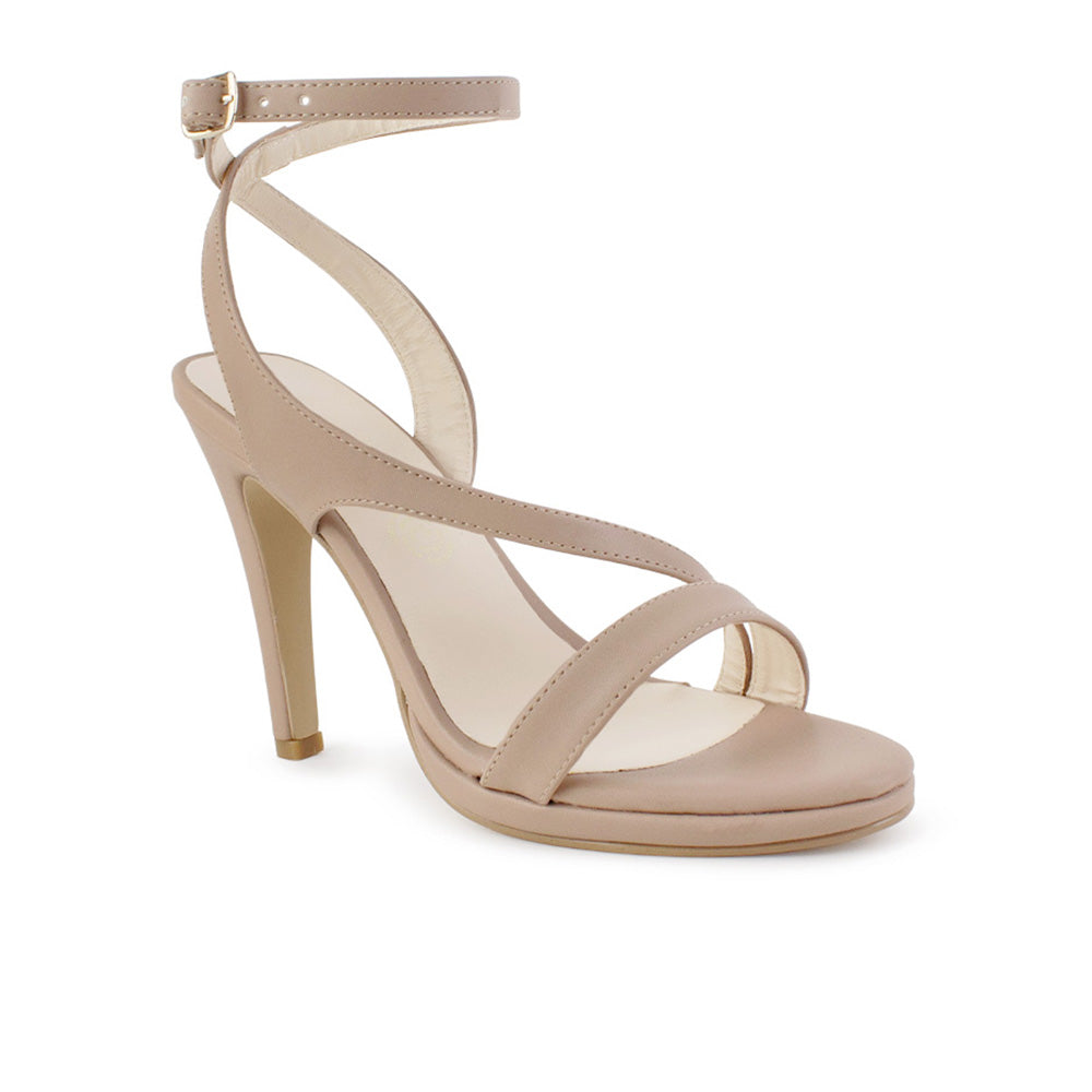 Vista diagonal de zapatillas nude con pulsera para mujer de tacón delgado de 11cm