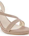 Detalle de material cabra sintético en zapatillas nude de tacón alto delgado de 11cm para mujer 