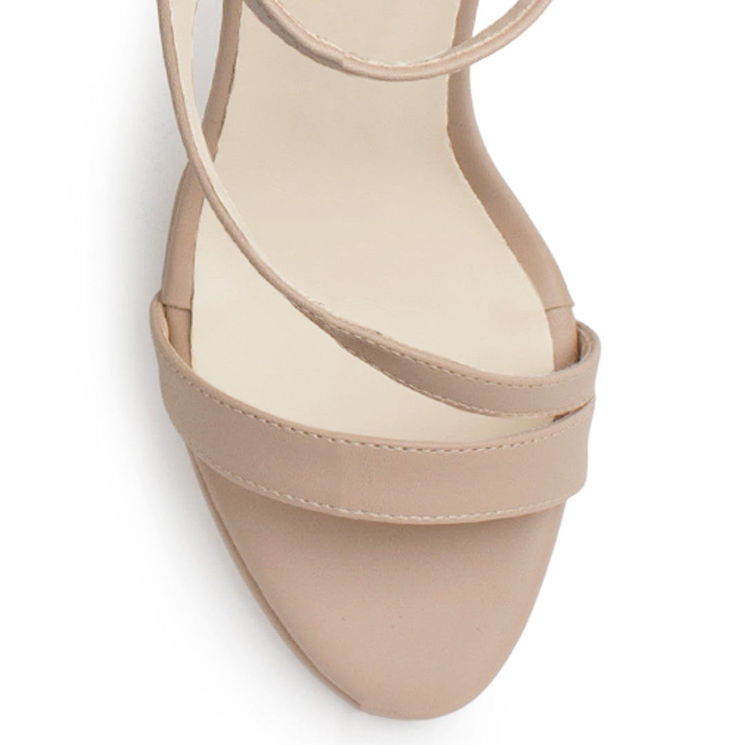 Vista a detalle de tiras cruzadas en zapatillas nude para mujer de tacón delgado 11cm 
