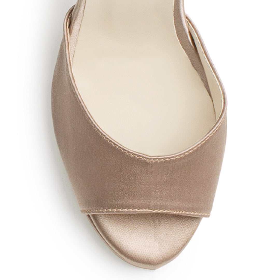 Vista del detalle en la punta abierta de la zapatilla nude para dama con plataforma, pulsera ajustable y tacón alto 11cm 