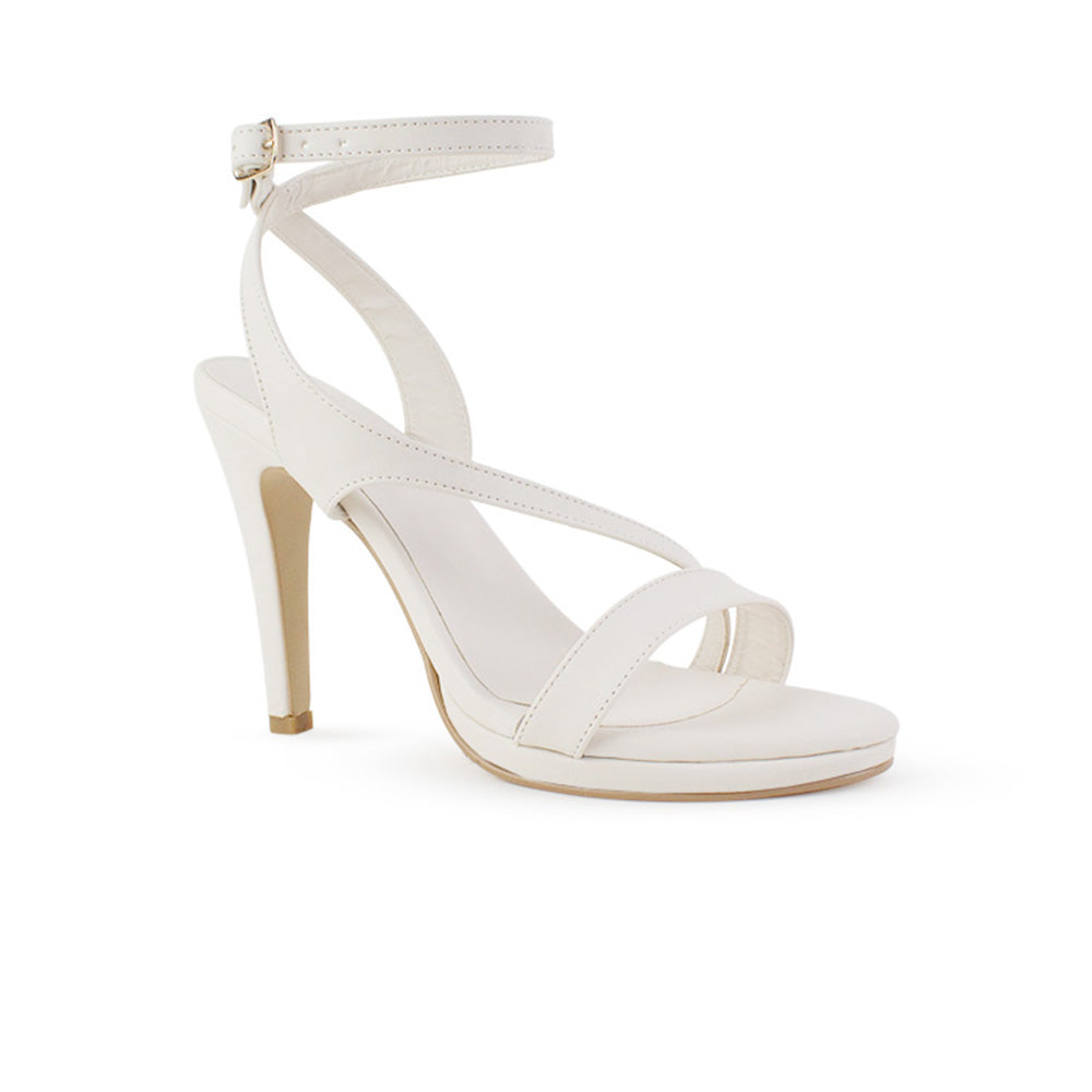 Vista diagonal de zapatillas beige  con pulsera para mujer de tacón delgado de 11cm