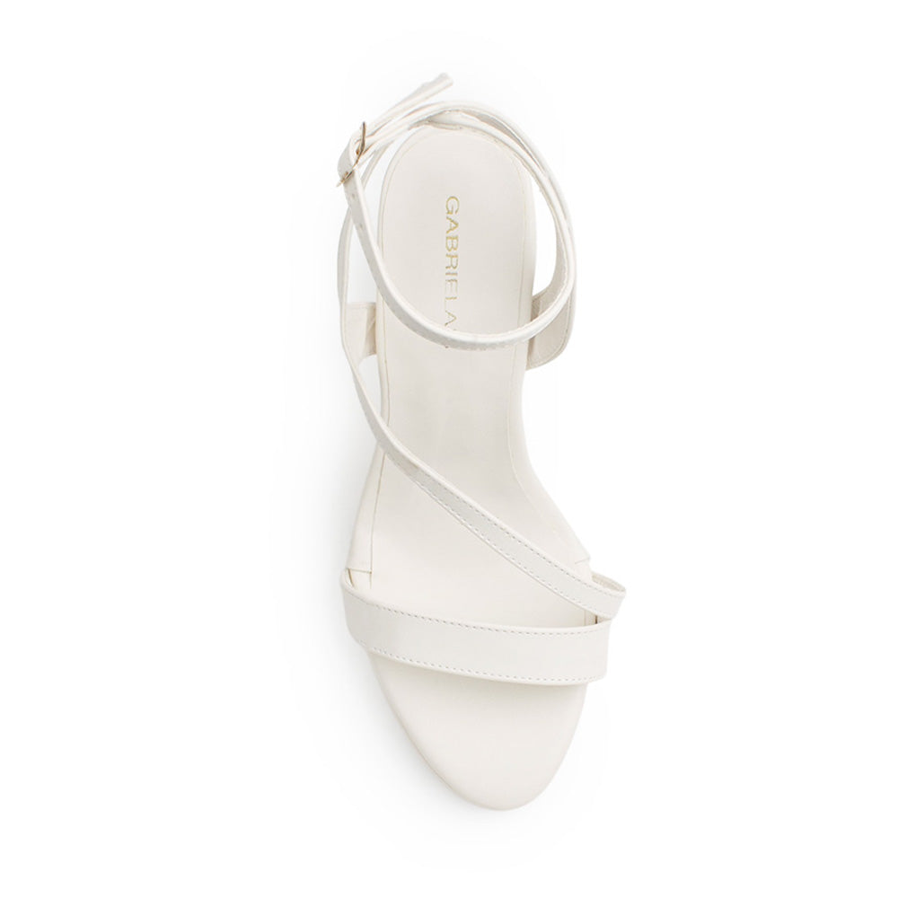 Vista superior de zapatillas beige con tiras cruzadas y pulsera ajustable al tobillo para mujer 