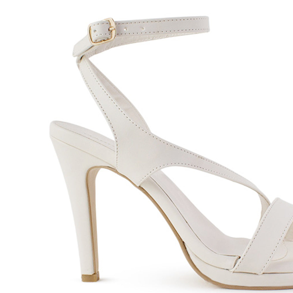 Vista trasera de zapatillas beige para mujer con pulsera ajustable al tobillo de tacón delgado de 11cm