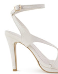 Vista trasera de zapatillas beige para mujer con pulsera ajustable al tobillo de tacón delgado de 11cm