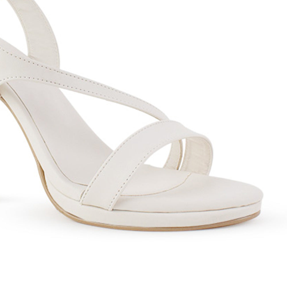Detalle de material cabra sintético en zapatillas beige de tacón alto delgado de 11cm para mujer 
