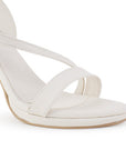 Detalle de material cabra sintético en zapatillas beige de tacón alto delgado de 11cm para mujer 