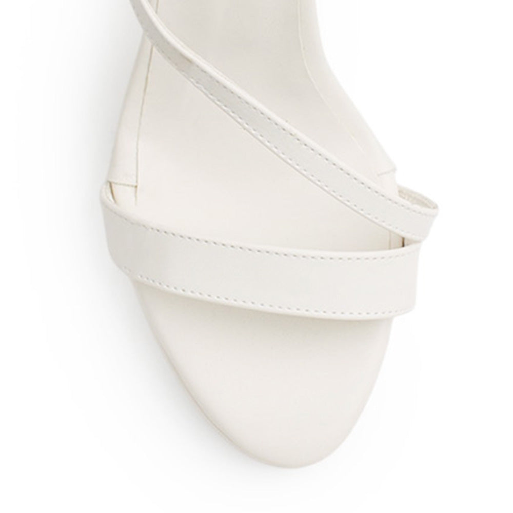 Vista a detalle de tiras cruzadas en zapatillas beige para mujer de tacón delgado 11cm 