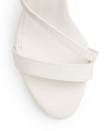 Vista a detalle de tiras cruzadas en zapatillas beige para mujer de tacón delgado 11cm 