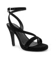 Vista diagonal de zapatillas negras con pulsera para mujer de tacón delgado de 11cm