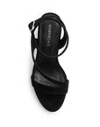 Vista superior de zapatillas negras con tiras cruzadas y pulsera ajustable al tobillo para mujer 