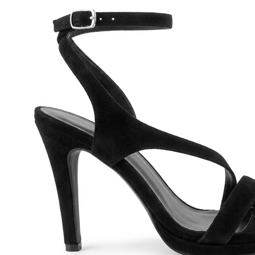Vista trasera de zapatillas negras para mujer con pulsera ajustable al tobillo de tacón delgado de 11cm