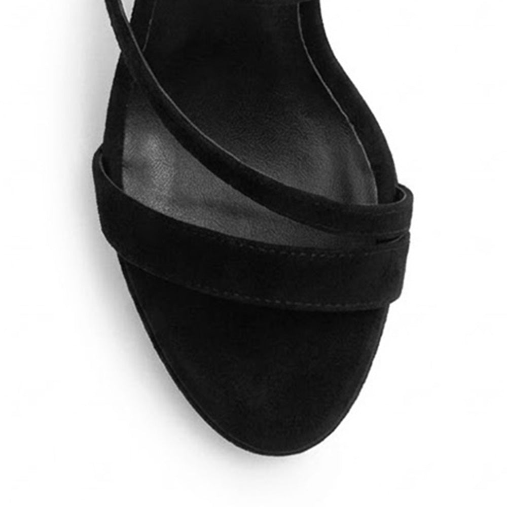 Vista a detalle de tiras cruzadas en zapatillas negras para mujer de tacón delgado 11cm 