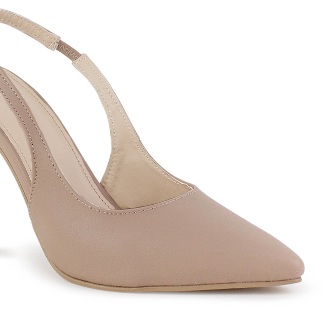 detalle del material cabra sintético en las zapatillas nude para dama destalonadas con ajuste elástico y tacón alto 11 cm