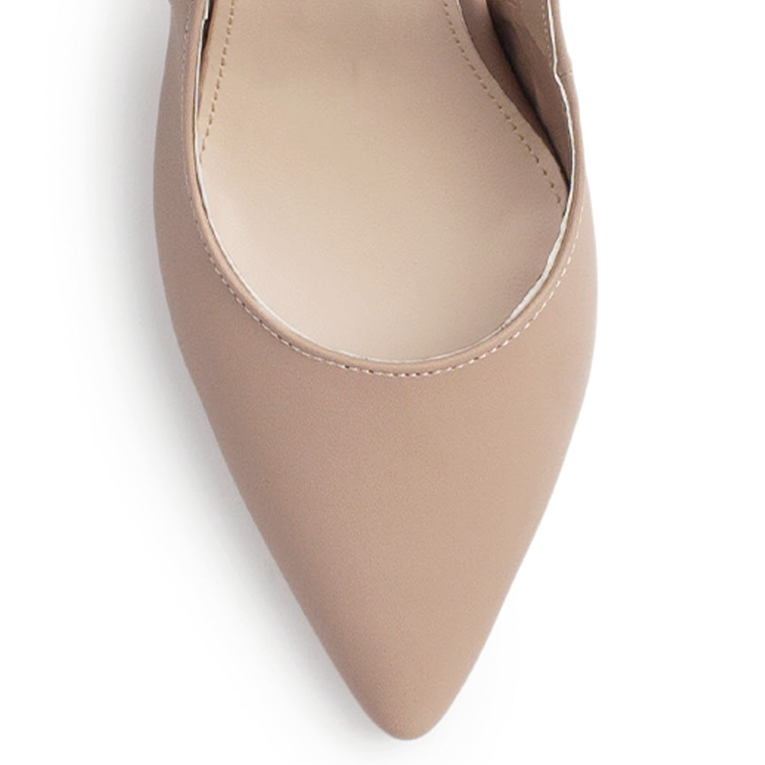 vista del detalle en la punta fina de las zapatillas nude stiletto para dama con ajuste elástico y tacón alto 11 cm