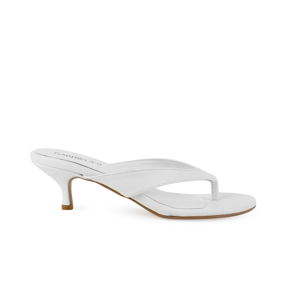 Vista lateral de zapatilla blanca en diseño descubierto para mujer de para de gallo con tacón bajo de 6cm 