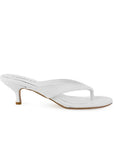 Vista lateral de zapatilla blanca en diseño descubierto para mujer de para de gallo con tacón bajo de 6cm 