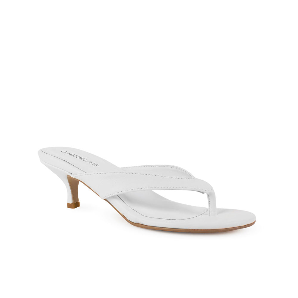 Vista diagonal de zapatilla blanca para mujer de pata de gallo con tacón bajo de 6cm de meter