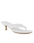 Vista diagonal de zapatilla blanca para mujer de pata de gallo con tacón bajo de 6cm de meter