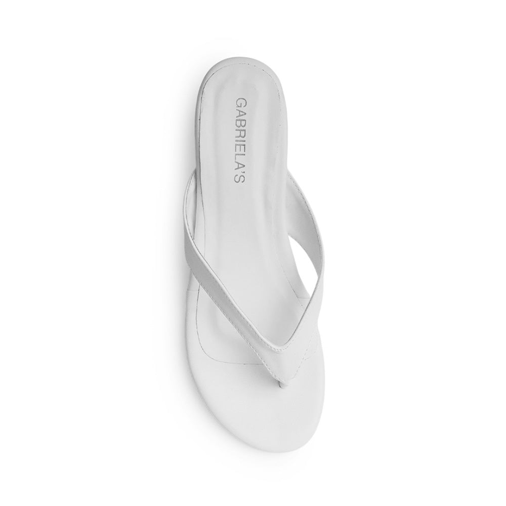 Vista superior de zapatilla en diseño descubierto para mujer con punta redonda de pata de gallo de meter en color blanco