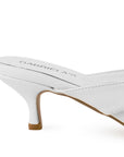 Vista trasera de tacón delgado bajo de 6cm en zapatilla blanca en diseño descubierto para mujer con pata de gallo