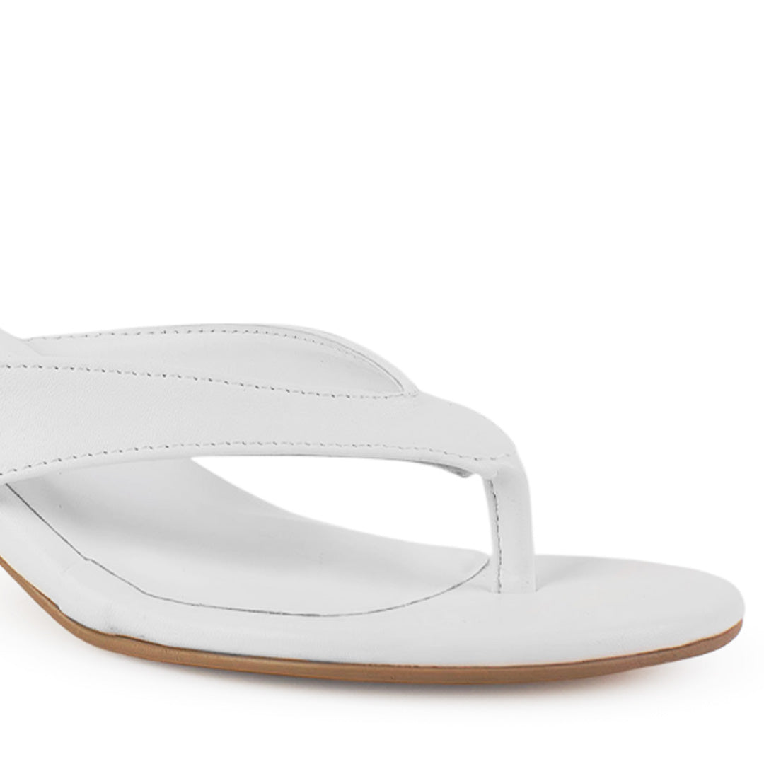 Vista a detalle de punta redonda con pata de gallo en zapatilla blanca de diseño descubierto de meter para mujer