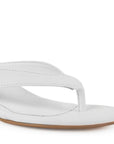Vista a detalle de punta redonda con pata de gallo en zapatilla blanca de diseño descubierto de meter para mujer