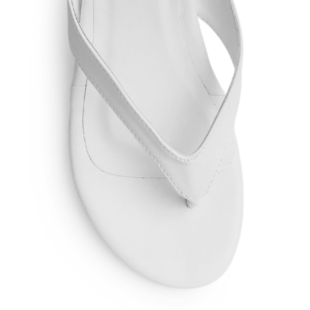 Vista de material sintético en zapatilla blanca para mujer con pata de gallo punta redonda y tacón bajo de 6cm