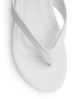 Vista de material sintético en zapatilla blanca para mujer con pata de gallo punta redonda y tacón bajo de 6cm