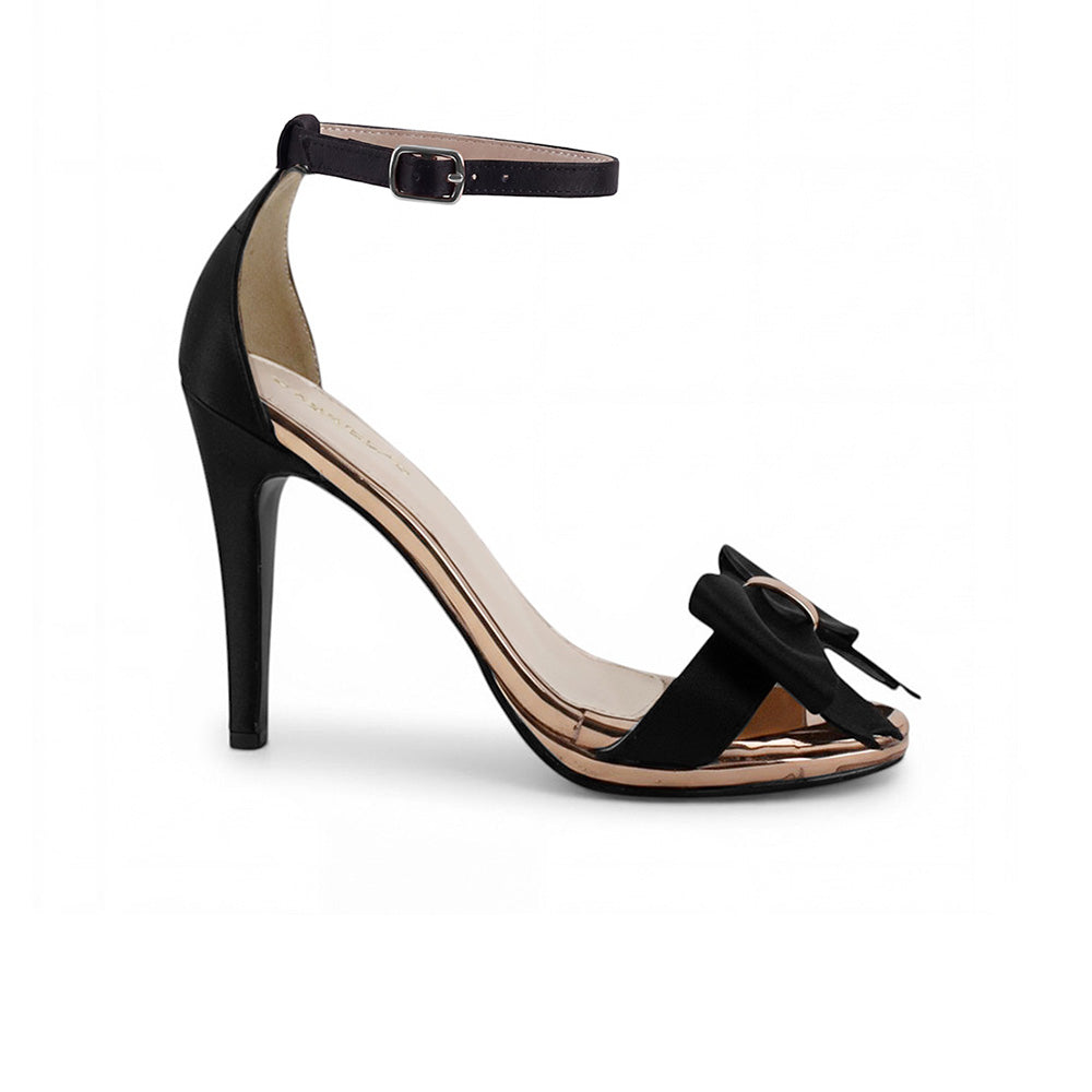 Vista lateral de zapatilla negra para mujer con pulsera ajustable y moño al frente de tacón delgado medio de 10cm