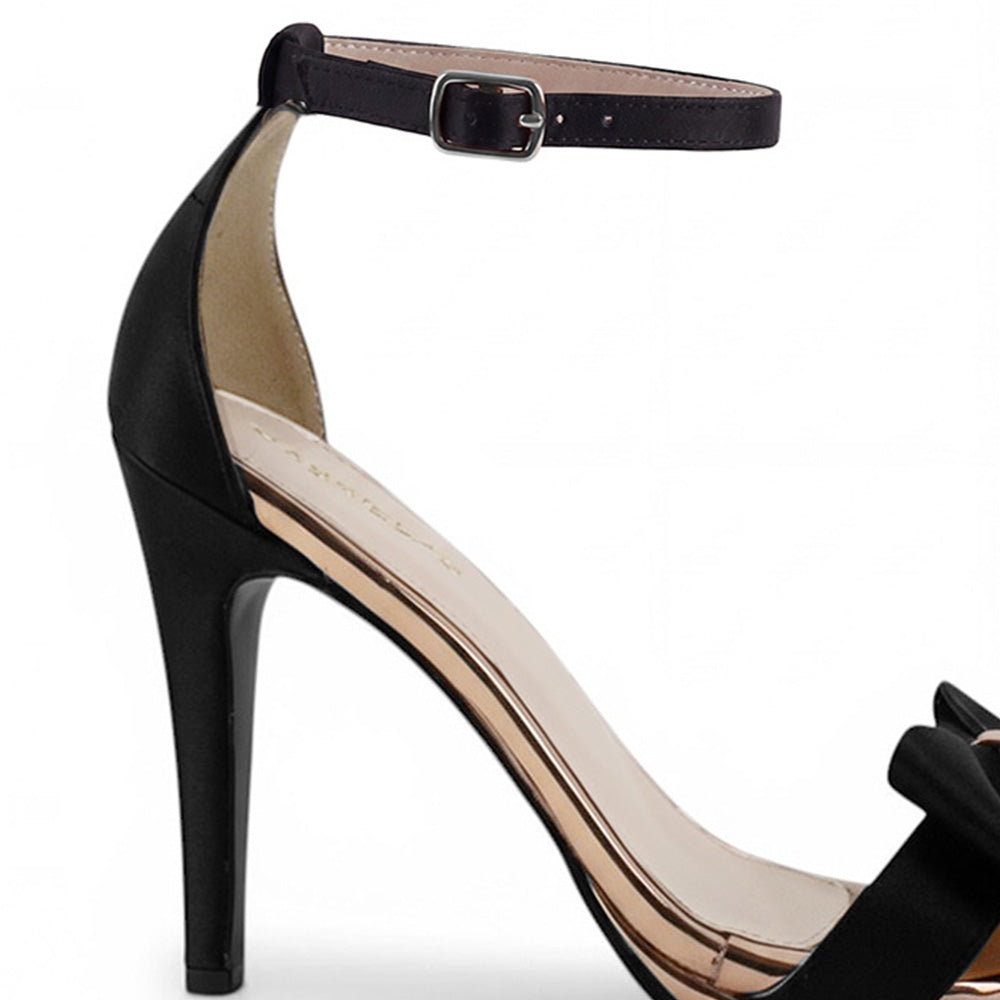 Vista trasera de tacón delgado de 10cm en zapatilla negra para mujer de diseño descubierto con pulsera ajustable al tobillo